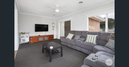 STYLISH, SPACIOUS & READY TO ENJOY - THE PERFECT FAMILY HOME AWAITS! - Photo 2
