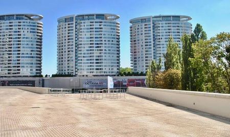 Prenájom klimatizovaného, moderne zariadeného 2-izbového bytu s loggiou a garážovým státím v Polyfunkčnom dome III Veže v Ružinove. - Photo 2