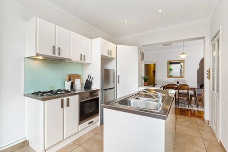Fully Furnished 3 Bedroom Family Home - Photo 2
