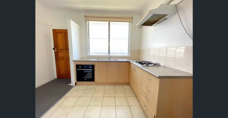 Perfectly Positioned Apartment with Unbeatable Convenience! - Photo 5