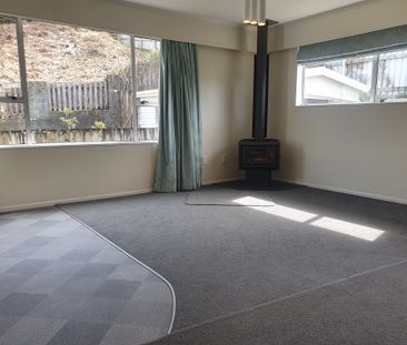 21 Kendal Grove, Wainuiomata Wellington 5014 - Photo 2