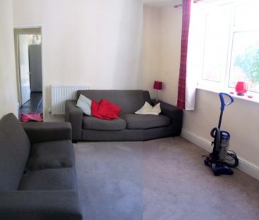 Beautiful 6 bedroom house with 4 spacious double bedrooms in West End! - Photo 2