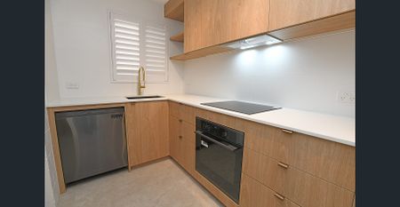 SUPERBLY FULLY RENOVATED FURNISHED TOWNHOUSE IN THE PERFECT LOCATION - Photo 4