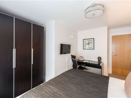 Ground floor two bedroom, two bathroom flat with a private terrace leading to communal gardens - Photo 5