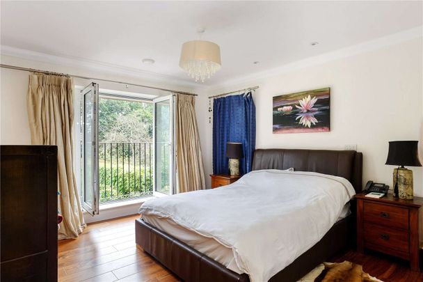 This versatile, modern, detached home includes a number of high specification features and is located close to both the Old and New towns of Beaconsfield. - Photo 1