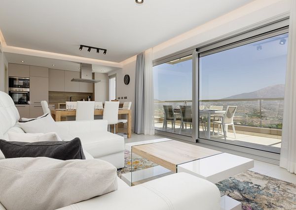 Apartment located in the Harmony Urbanization, in Cala de Mijas. The apartment is distributed on one floor, the house consisting of three bedrooms, 2 bathrooms, living room, dining room, kitchen, terrace and solarium and on a second floor the solarium.