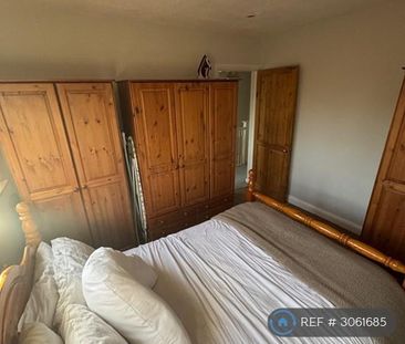 4 bedroom semi-detached house to rent - Photo 3