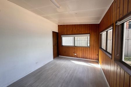 Neat & Tidy 5 Bedroom Family Home in Quiet Neighbourhood - Photo 2