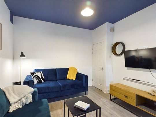 1 bedroom in a house share to rent - Photo 1
