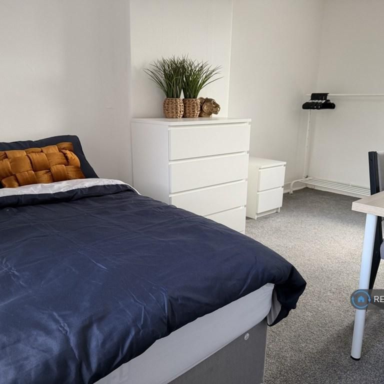 1 bedroom in a house share to rent - Photo 1