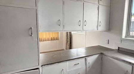 3 Bedroom Rental - Photo 3