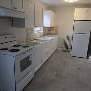 Brand new renovated 2 bedroom in Port Credit! - Photo 2