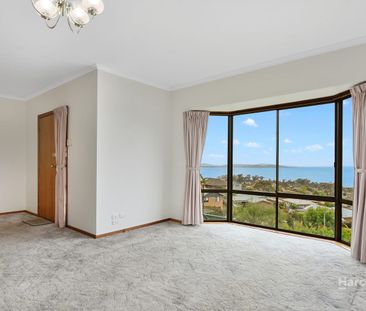 Immaculate villa with beautiful ocean views. - Photo 3