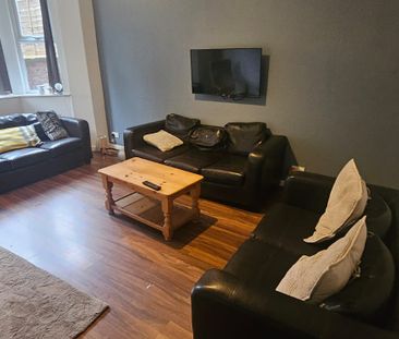 8 Bed - 35 St Michaels Road, Headingley, Leeds - LS6 3BG - Student - Photo 4