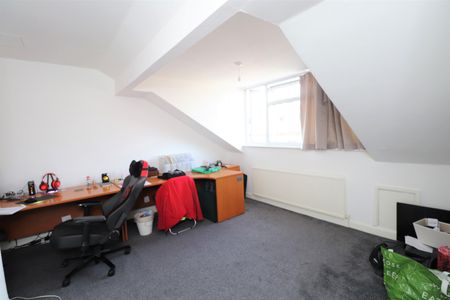 4 bedroom terraced house to rent - Photo 4