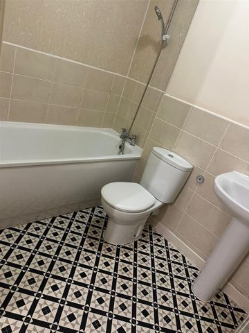 Britannia Crescent, Huddersfield - Photo 2