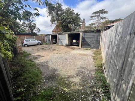 4 bedroom semi-detached house to rent - Photo 3