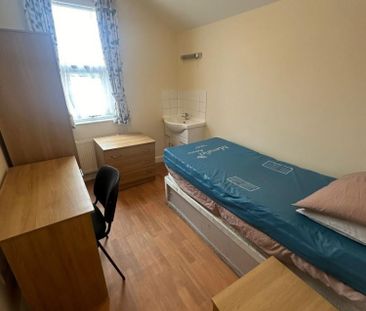 1 bedroom Flat To Let - Photo 2