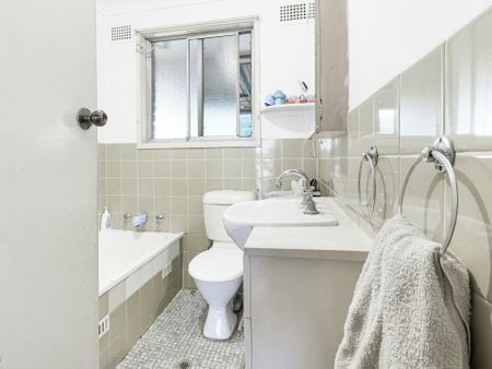 GREAT FAMILY HOME - Photo 4