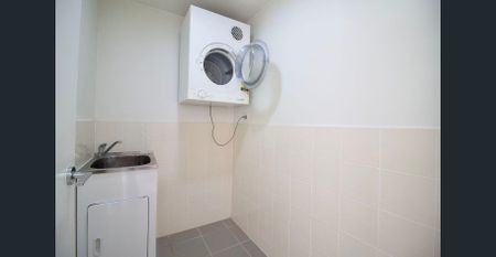 Spacious 3 Bedroom Apartment, With Floor board. - Photo 3