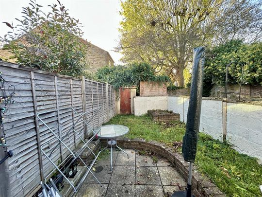 2 Bedroom House - Mid Terrace To Let - Photo 1