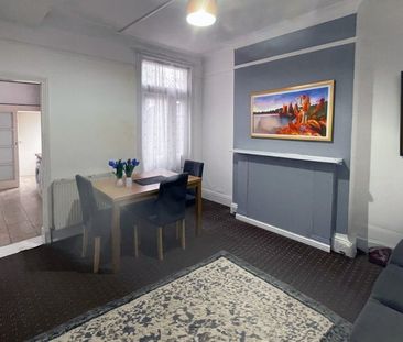 Room in a Shared House, Hatherley Gardens, E6 - Photo 2