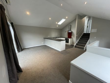 Sunny 3-Bedroom Townhouse in Sought-After Wadestown - Photo 3