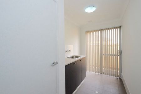 Low maintenance, perfect location, available now - Photo 2