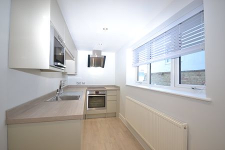 Flat to rent - St. Johns Hill, Sevenoaks, TN13 - Photo 2