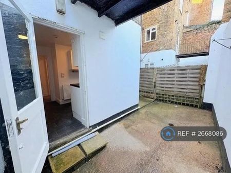 1 bedroom flat to rent - Photo 2