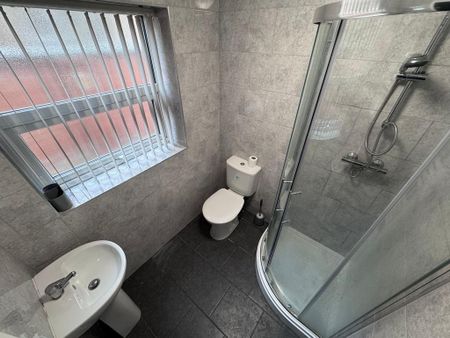 1 bedroom in a house share to rent - Photo 2