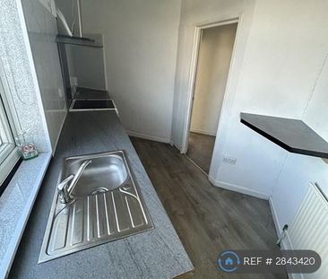 3 bedroom flat to rent - Photo 4