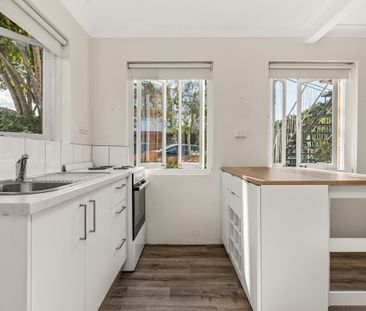 Light filled ground floor unit in New Farm, with water included. - Photo 4