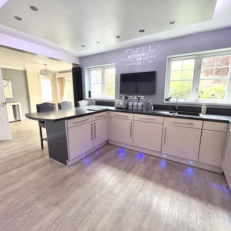 4 bedroom detached house to rent - Photo 1