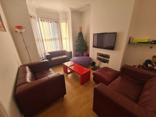 6 Bed - 12 Ashville View, Hyde Park, Leeds - LS6 1LT - Student - Photo 1