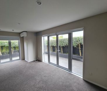 MODERN WARM TWO BEDROOM TOWNHOUSE – HEATPUMP – DOUBLE GARAGE - Photo 1