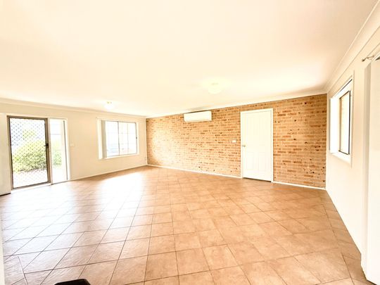 Neat and tidy 3 bedroom home with Split system air conditioning! - Photo 1