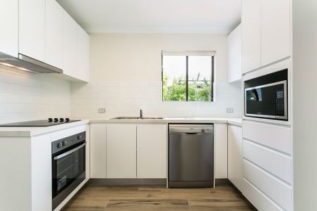 Beautifully Renovated Three Bedroom Townhouse - Photo 5