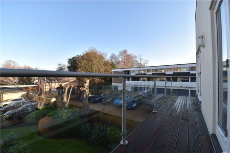 Well presented 2 bedroom second floor apartment for rent in Cambridge convenient for the City centre, Addenbrookes and station. Large balcony. Allocated parking. GCH. Unfurnished. - Photo 5