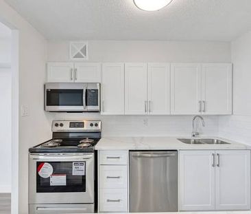 LEASE TAKEOVER W/ $400 REBATE: 2BR Apartment by Clarkson GO - Photo 4