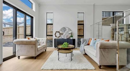 Modern 5-Bedroom Family Home in the Heart of Flat Bush - Photo 5