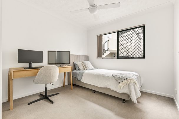 Spacious & Modern Inner-City Apartment in Prime Stafford Location - Photo 1