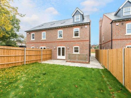 Five bedroom semi detached family home in excellent condition throughout, in a sought after central location. - Photo 5