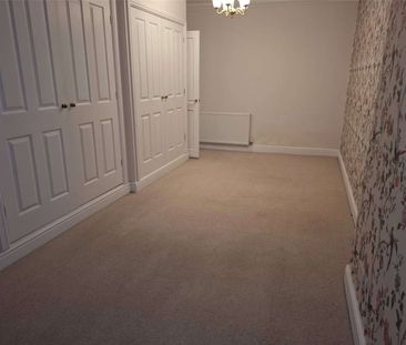 A spacious detached bungalow featuring two double bedrooms, a doubl... - Photo 5