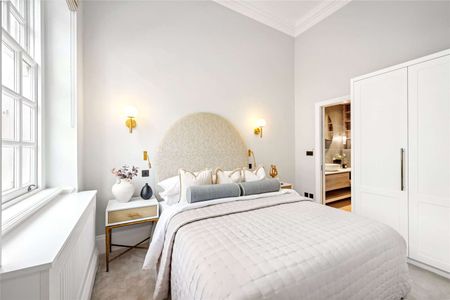 Newly presented three bedroom flat in the heart of Belgravia. - Photo 3