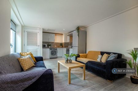 4 bedroom flat to rent - Photo 2