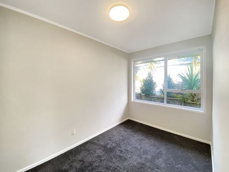 MT ALBERT - 2 bedroom unit with a garage - Photo 2