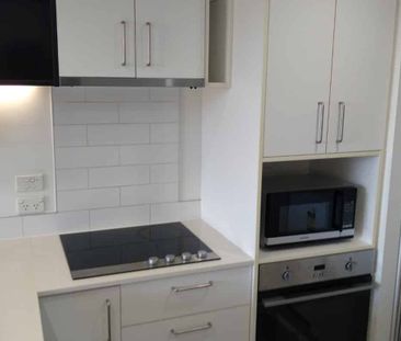 Charming Two-Bedroom Apartment in Prime Takapuna Location - Photo 1