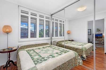 Tastefully Renovated, Breathtakingly Ambient, Modern And Sun-Filled One Bedroom Oasis In A Blue Ribbon Location, Moments To All Amenities - Photo 2