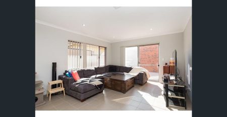 STUNNING TOWNHOUSE - QUIET LOCATION - Photo 2